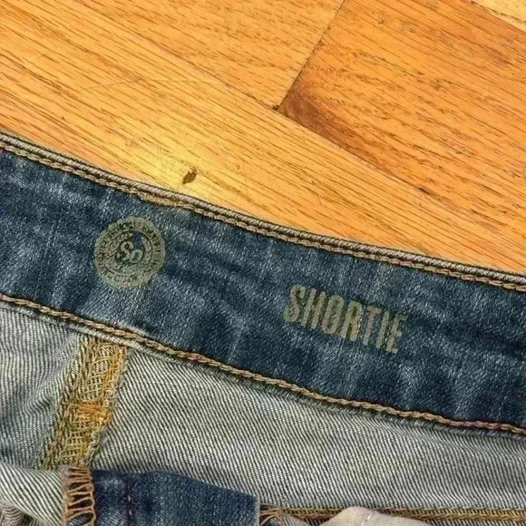 Women’s Shortie Denim Shorts Distressed Size: 11 - Picture 3 of 8